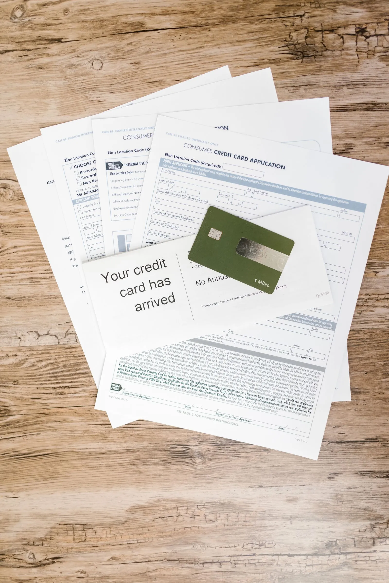 Tarjeta de crédito nueva sobre solicitudes de crédito aprobadas