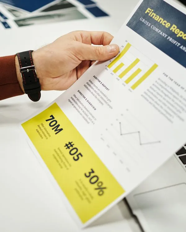Persona revisando un reporte financiero con gráficas