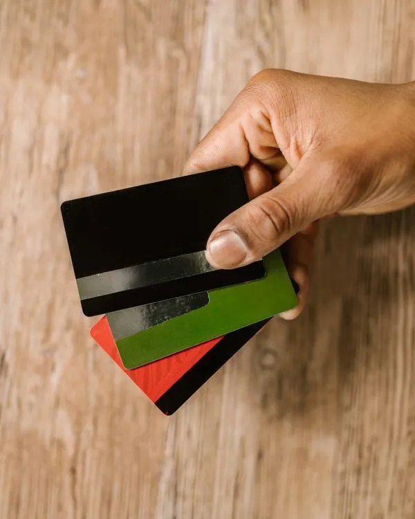 Mano sosteniendo varias tarjetas de crédito